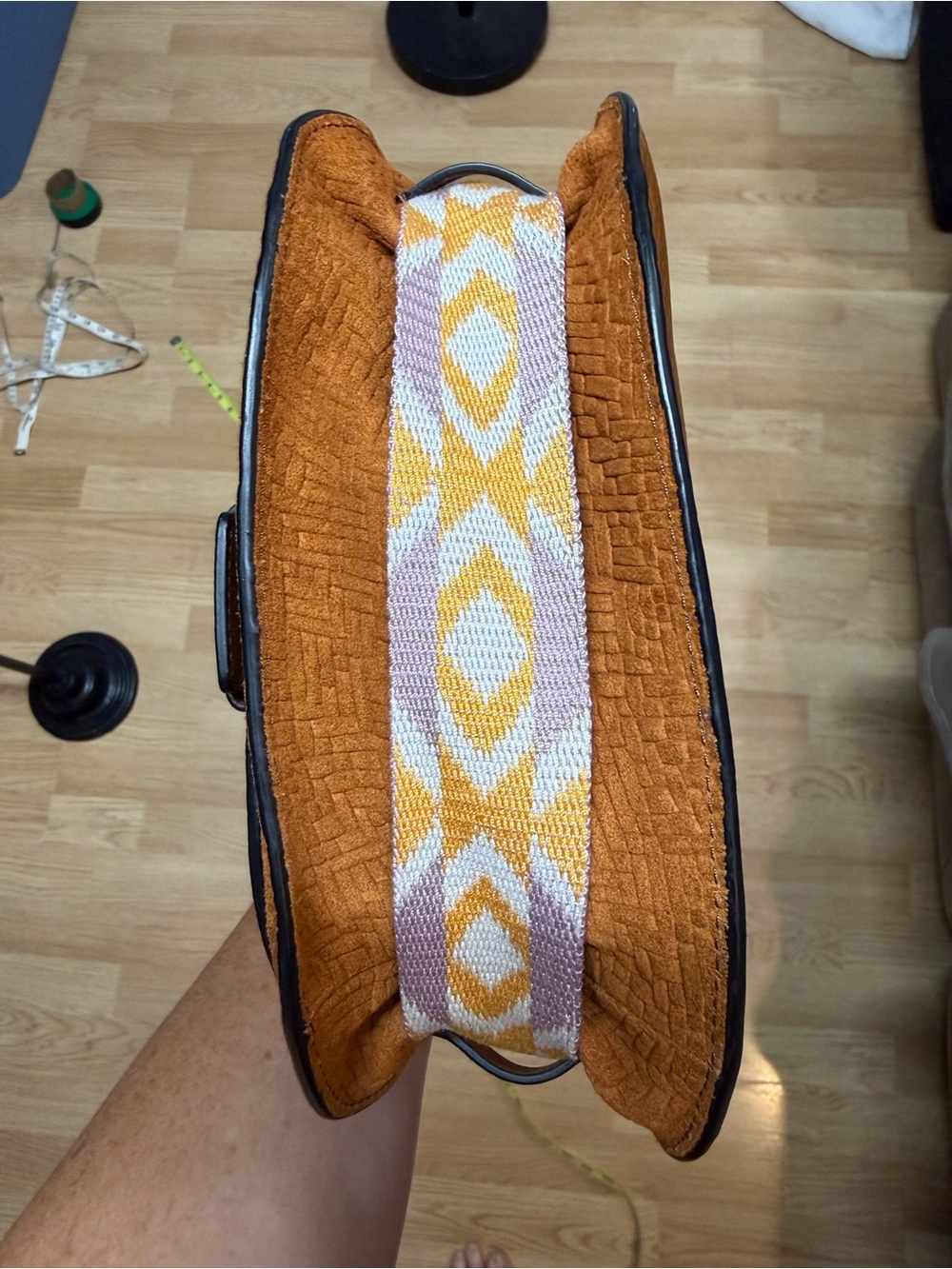 Fossil Leather Crossbody Saddle Bag Tan Woven Flap Adjustable Guitar Strap - Picture 13 of 14